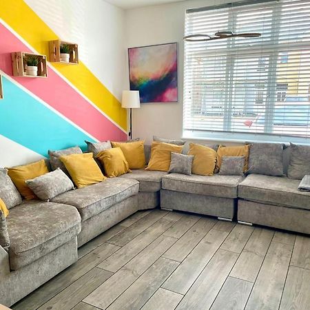 Massive New 8 Bedroom House Sleeps Up To 21 - Accepts Groups - Great Location - Free Parking - Fast Wifi - Smart Tvs - Sleeps Up To 21 People - Close To Bournemouth & Poole Town Centre & Sandbanks Exterior foto