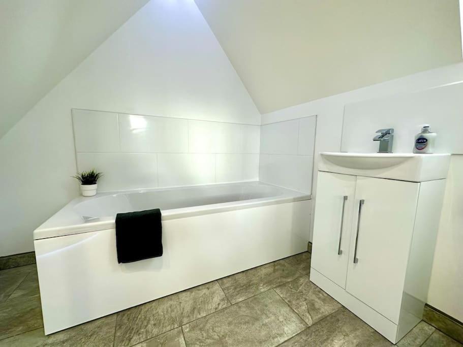 Massive New 8 Bedroom House Sleeps Up To 21 - Accepts Groups - Great Location - Free Parking - Fast Wifi - Smart Tvs - Sleeps Up To 21 People - Close To Bournemouth & Poole Town Centre & Sandbanks Exterior foto