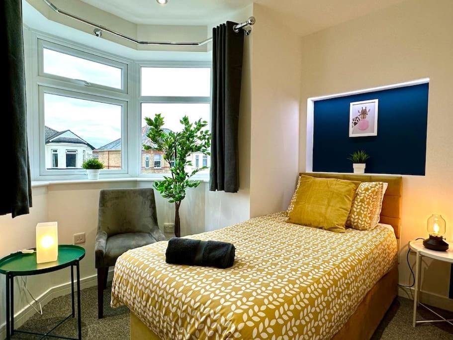 Massive New 8 Bedroom House Sleeps Up To 21 - Accepts Groups - Great Location - Free Parking - Fast Wifi - Smart Tvs - Sleeps Up To 21 People - Close To Bournemouth & Poole Town Centre & Sandbanks Exterior foto