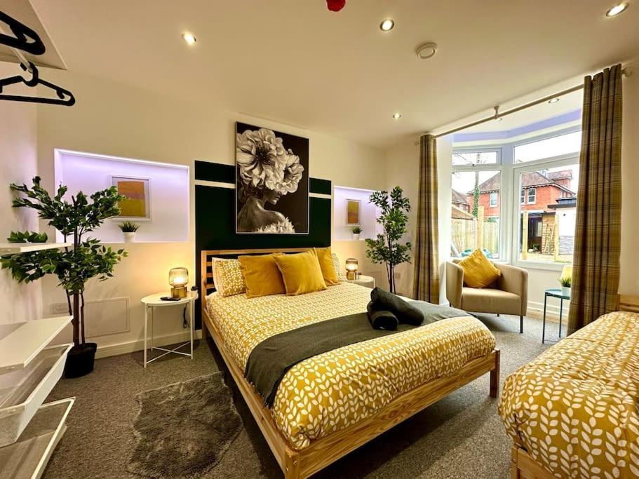 Massive New 8 Bedroom House Sleeps Up To 21 - Accepts Groups - Great Location - Free Parking - Fast Wifi - Smart Tvs - Sleeps Up To 21 People - Close To Bournemouth & Poole Town Centre & Sandbanks Exterior foto