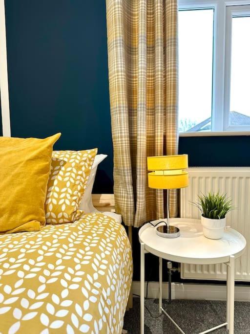 Massive New 8 Bedroom House Sleeps Up To 21 - Accepts Groups - Great Location - Free Parking - Fast Wifi - Smart Tvs - Sleeps Up To 21 People - Close To Bournemouth & Poole Town Centre & Sandbanks Exterior foto