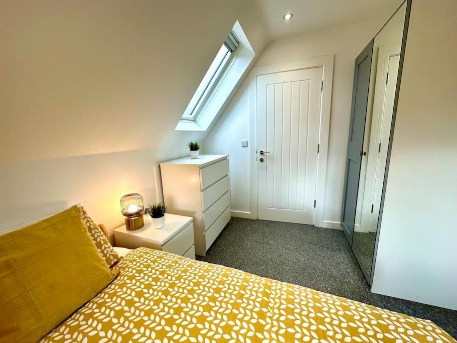 Massive New 8 Bedroom House Sleeps Up To 21 - Accepts Groups - Great Location - Free Parking - Fast Wifi - Smart Tvs - Sleeps Up To 21 People - Close To Bournemouth & Poole Town Centre & Sandbanks Exterior foto