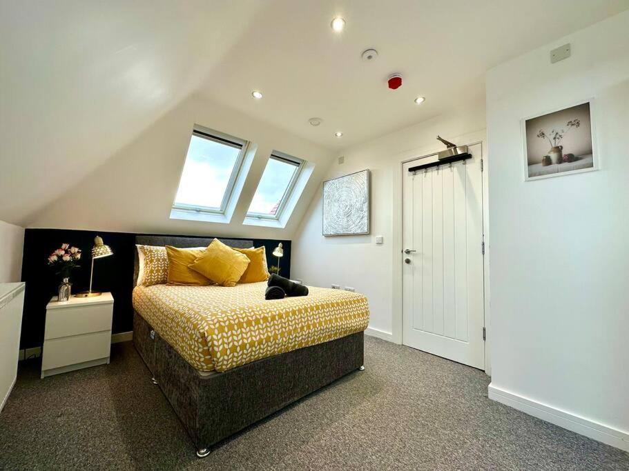Massive New 8 Bedroom House Sleeps Up To 21 - Accepts Groups - Great Location - Free Parking - Fast Wifi - Smart Tvs - Sleeps Up To 21 People - Close To Bournemouth & Poole Town Centre & Sandbanks Exterior foto
