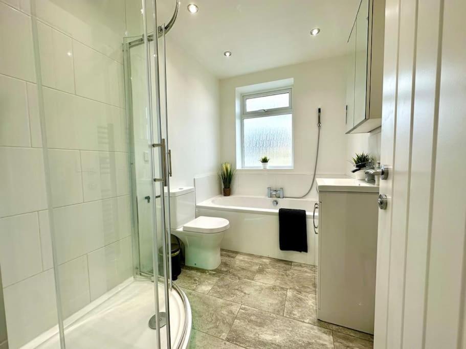 Massive New 8 Bedroom House Sleeps Up To 21 - Accepts Groups - Great Location - Free Parking - Fast Wifi - Smart Tvs - Sleeps Up To 21 People - Close To Bournemouth & Poole Town Centre & Sandbanks Exterior foto