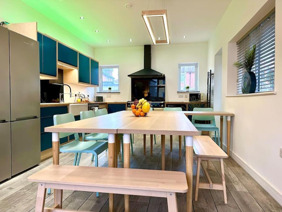 Massive New 8 Bedroom House Sleeps Up To 21 - Accepts Groups - Great Location - Free Parking - Fast Wifi - Smart Tvs - Sleeps Up To 21 People - Close To Bournemouth & Poole Town Centre & Sandbanks Exterior foto
