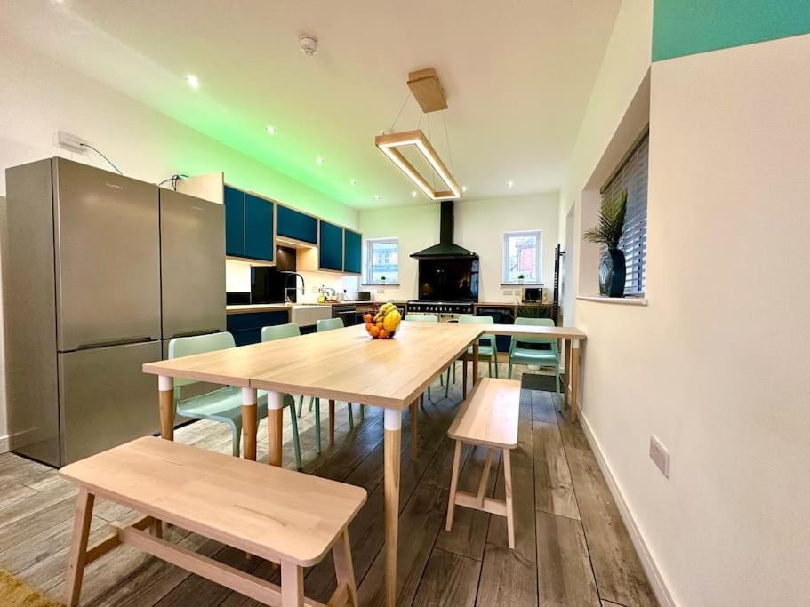 Massive New 8 Bedroom House Sleeps Up To 21 - Accepts Groups - Great Location - Free Parking - Fast Wifi - Smart Tvs - Sleeps Up To 21 People - Close To Bournemouth & Poole Town Centre & Sandbanks Exterior foto