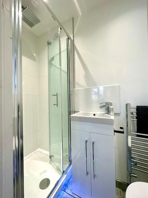 Massive New 8 Bedroom House Sleeps Up To 21 - Accepts Groups - Great Location - Free Parking - Fast Wifi - Smart Tvs - Sleeps Up To 21 People - Close To Bournemouth & Poole Town Centre & Sandbanks Exterior foto