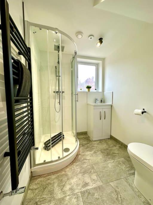 Massive New 8 Bedroom House Sleeps Up To 21 - Accepts Groups - Great Location - Free Parking - Fast Wifi - Smart Tvs - Sleeps Up To 21 People - Close To Bournemouth & Poole Town Centre & Sandbanks Exterior foto