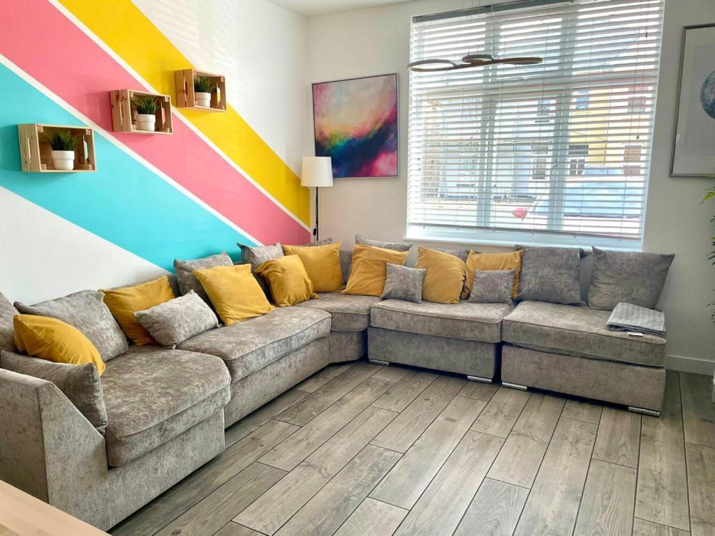 Massive New 8 Bedroom House Sleeps Up To 21 - Accepts Groups - Great Location - Free Parking - Fast Wifi - Smart Tvs - Sleeps Up To 21 People - Close To Bournemouth & Poole Town Centre & Sandbanks Exterior foto